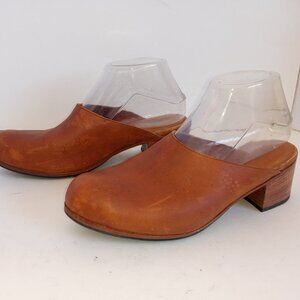 ADELANTE SHOE CO. "Camilla" Size 9 Tan Nubuck Leather 2" Wooden Heel Mules